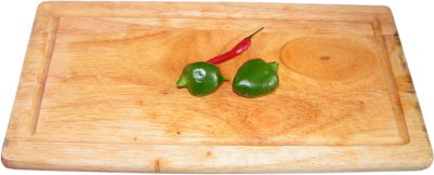 papryka chili zielona, papryka chili czerwona, drewniana deska kuchenna do krojenia